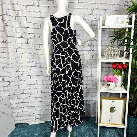 Michael Kors Black/White Sleeveless Pleated Maxi Dress - Picture 6 of 11